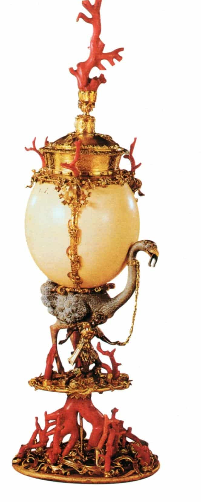 Wunderkammer: Uno struzzo d’argento, ornato di corallo e su cui è poggiato un vero uovo di struzzo, opera di Clement Kicklinger (Augusta, 1575 ca)