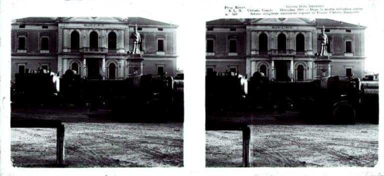 La fotografia è la n.549 dal titolo: “Grosse artiglierie esposte in piazza Vittorio Emanuele a Vittorio Veneto”, del novembre 1918