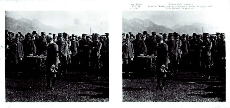 La fotografia è la N. 576, dal titolo: “Mentre parla Gabriele D’Annunzio alla festa del Nastro Azzurro al campo di Aviano” di agosto 1917